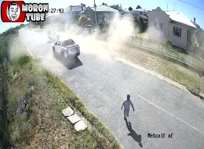 Video :Kids get away from a scary automobile!